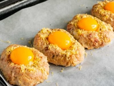Мясные лодочки с яйцом и сыром