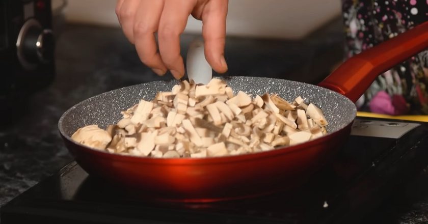грибы с луком на сковороде