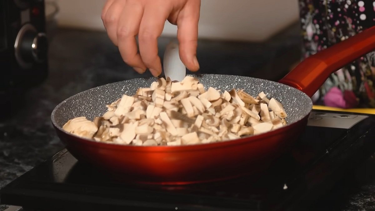 грибы с луком на сковороде