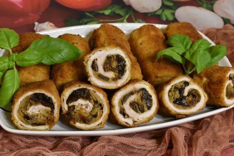 мясные рулетики на сковороде