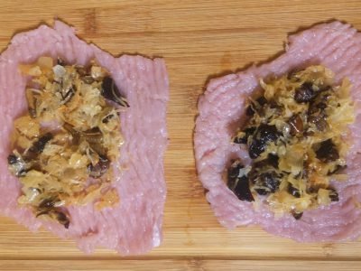 Мясные рулетики с квашеной капустой и грибами
