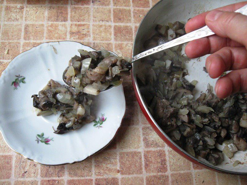 резать грибы