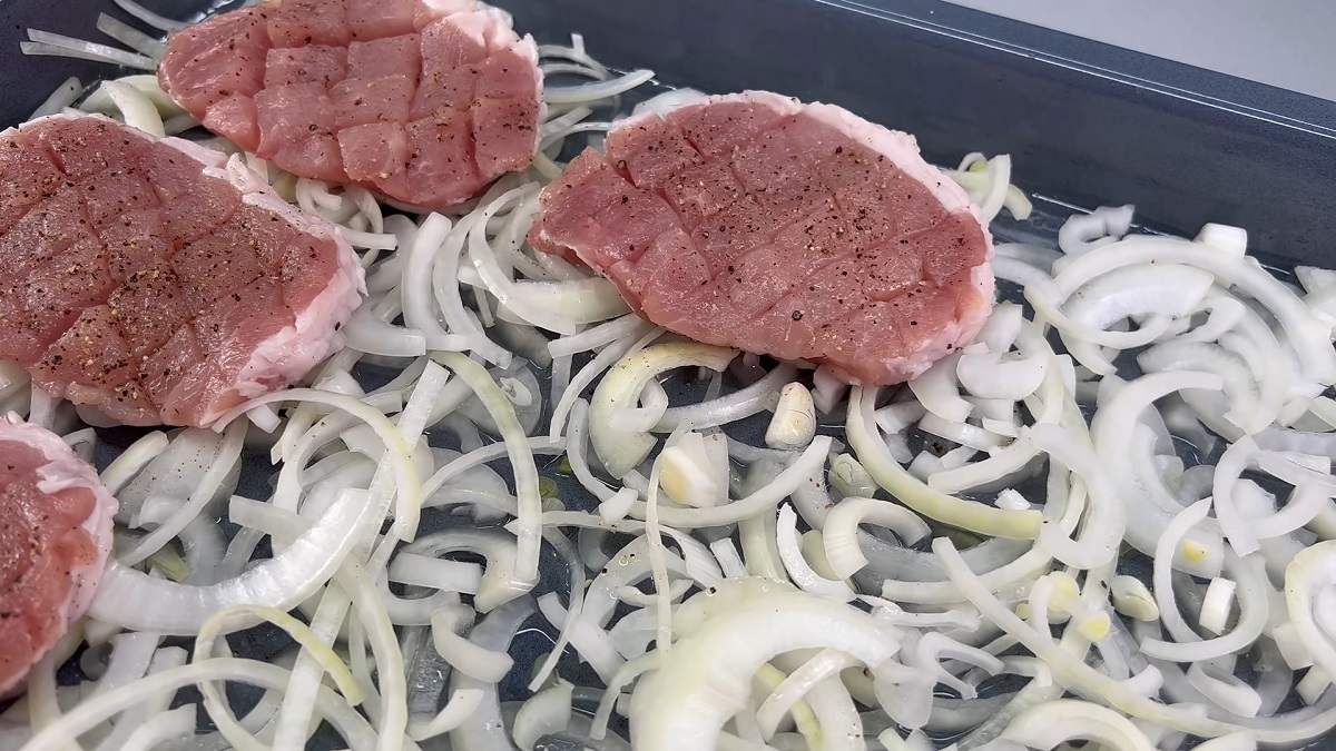 свинина на луке