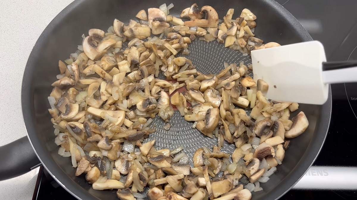 обжаренные грибы с луком