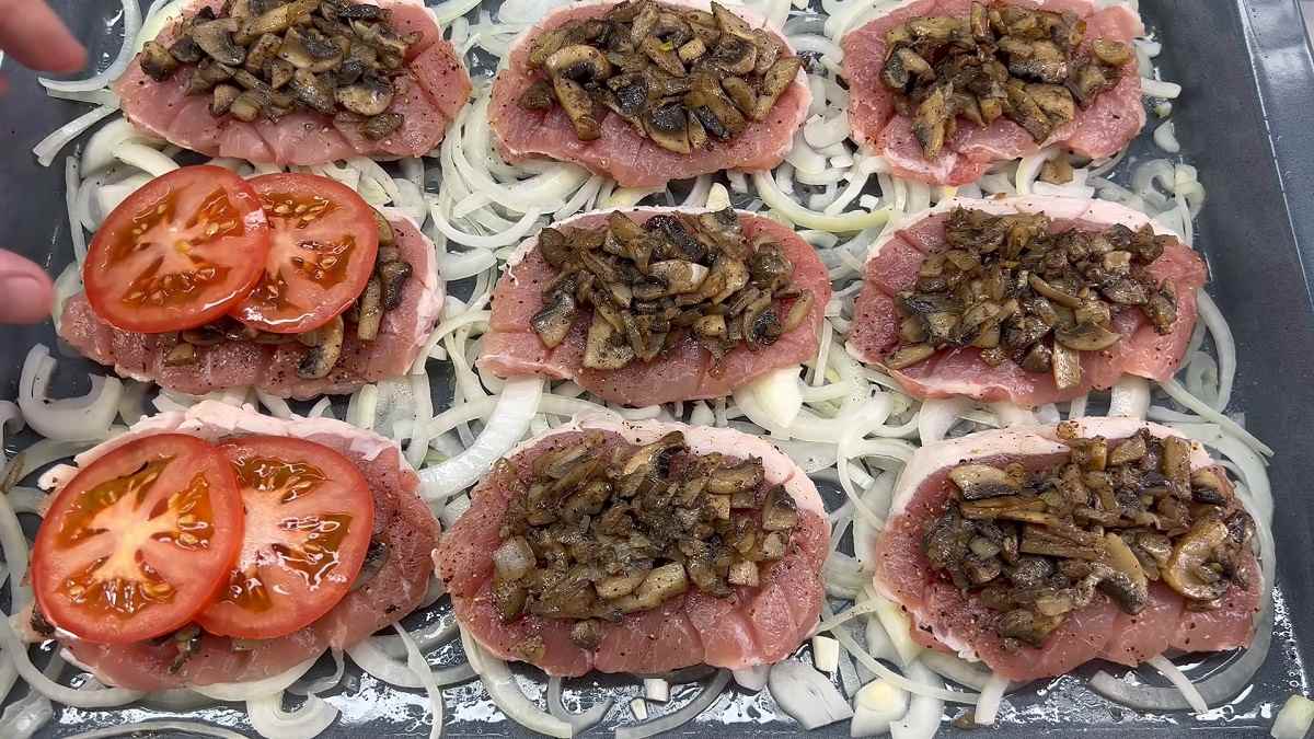 мясо с грибами и помидорами