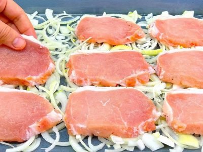 Мясо с грибами и сыром на луковой подушке