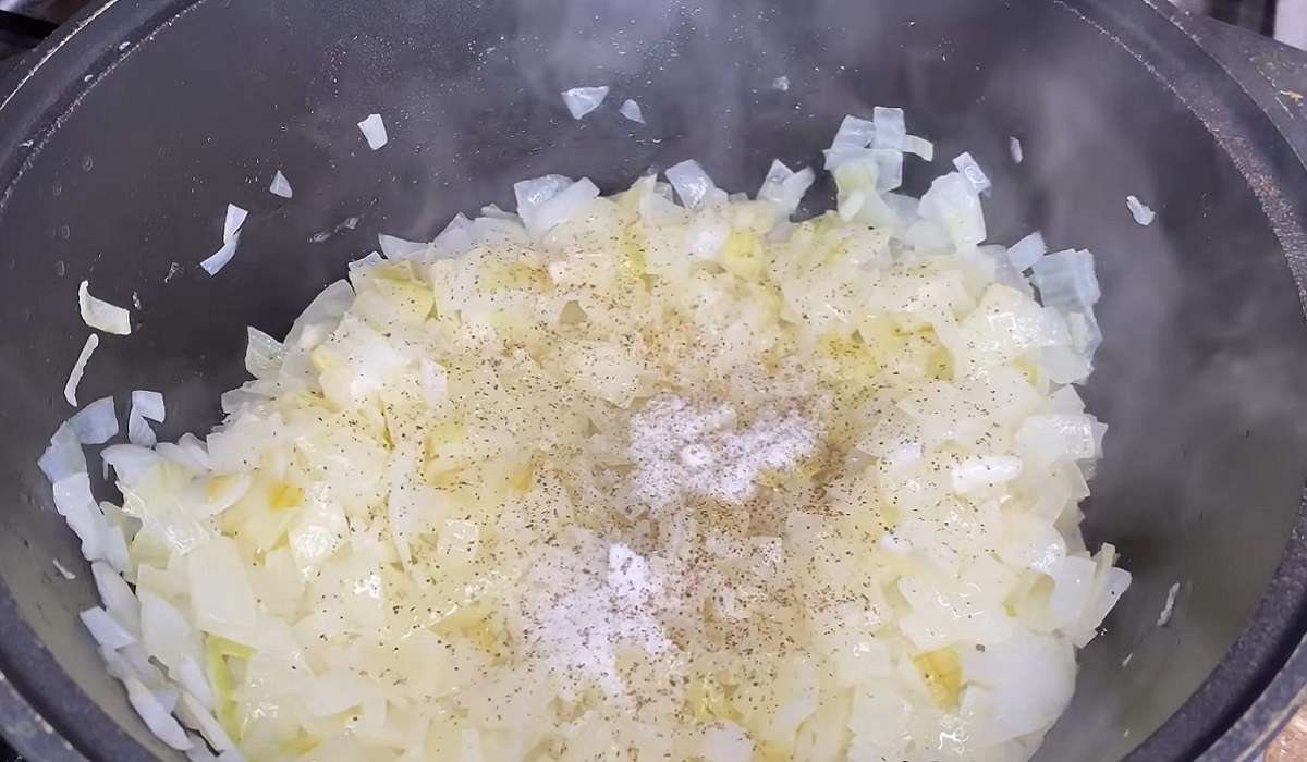 добавление соли, перца и специй