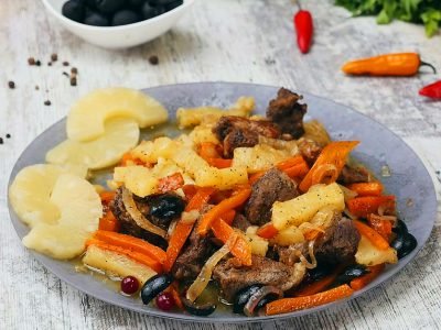 Мясо с оливками и ананасом