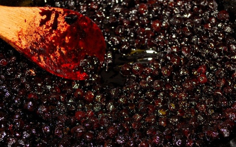 телятина под рябиновым соусом