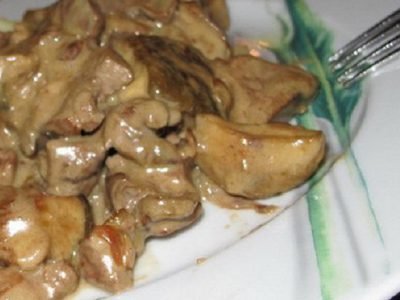 Мясо, тушенное с шампиньонами