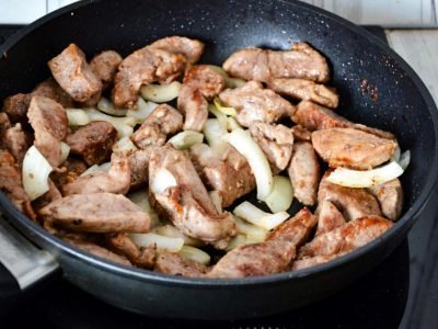 Мясо в луковом маринаде