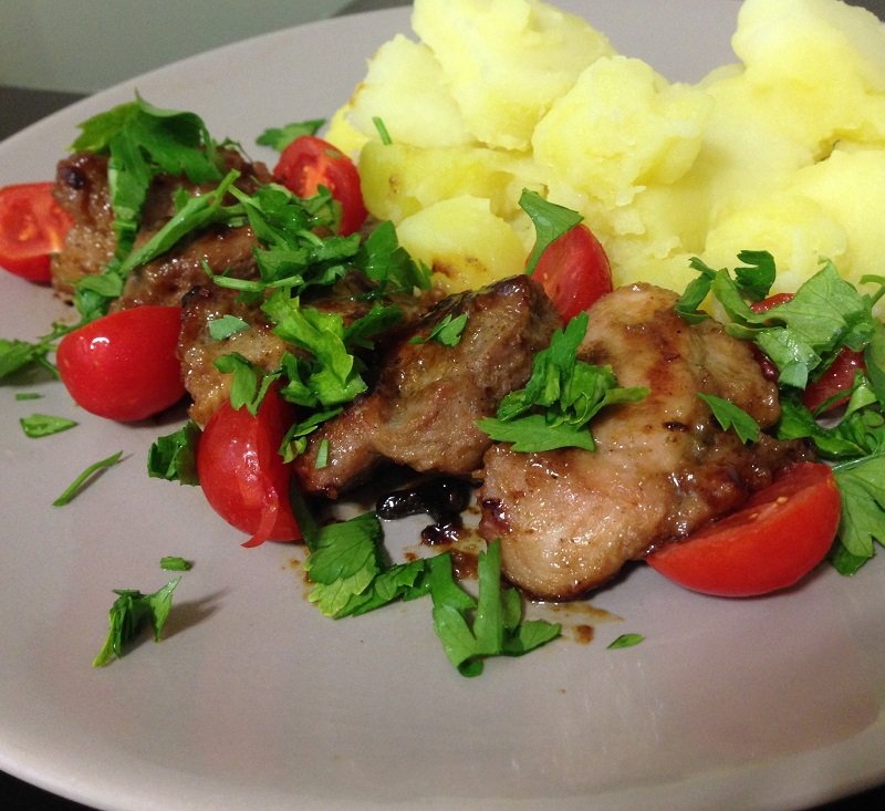 жареные свиные стейки