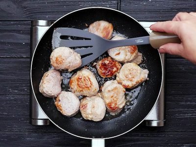 Свиные медальоны в сметанном соусе