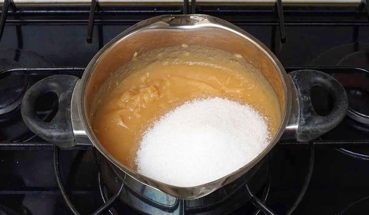 яблочное пюре с сахаром