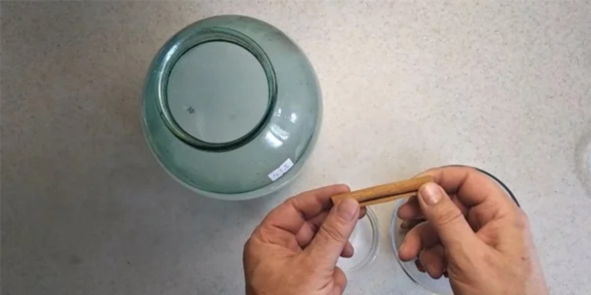 банка с дистиллятом