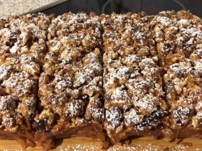 Насыпной пирог с яблоками и орехами