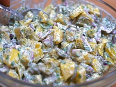 Немецкий картофельный салат с маринованными огурцами