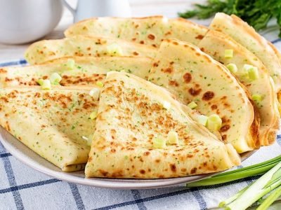 Несладкие блины с луком