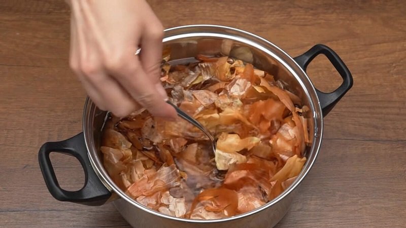 луковая шелуха в кастрюле