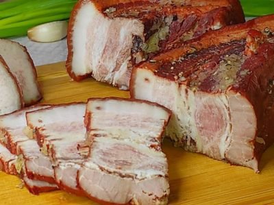 Нежное сало в мультиварке в луковой шелухе