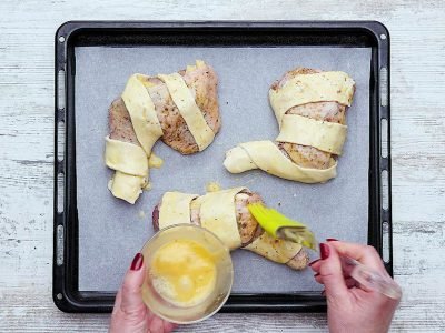 Окорочка в слоеном тесте