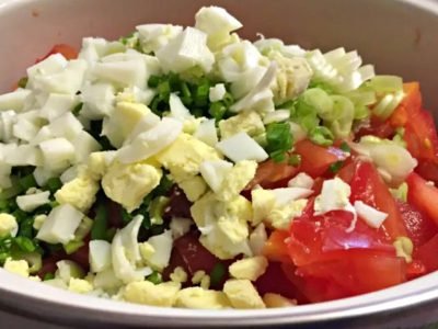 Как готовится окрошка на сметане и воде