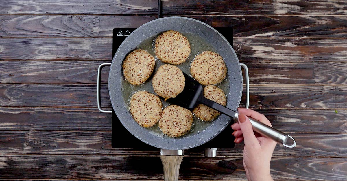 обжаривание оладий на оливковом масле