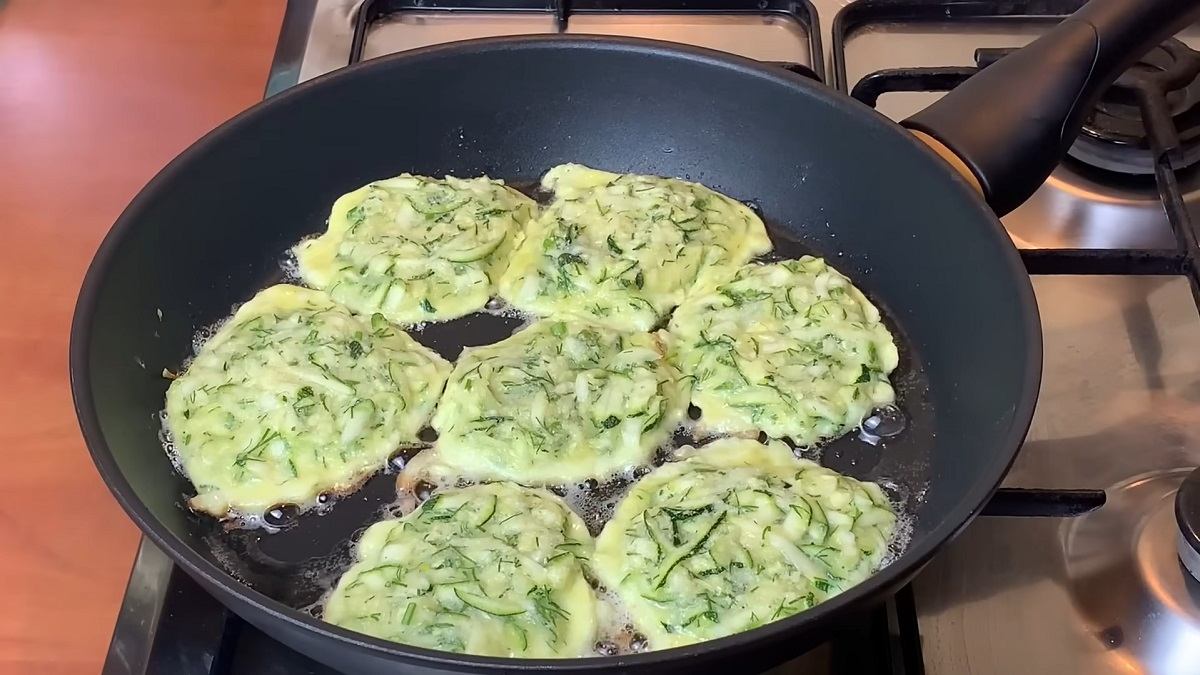 Оладьи из кабачков с манкой на сковороде: рецепт - Со Вкусом