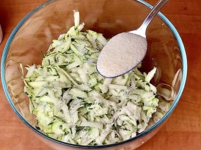 Нежные оладьи из кабачков с манкой на сковороде