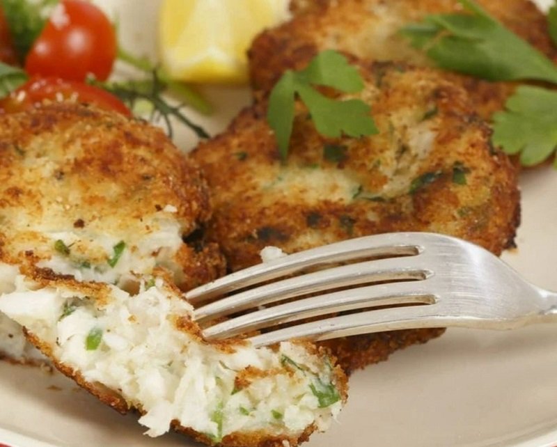 подача рыбных оладьев