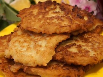 Оладьи из тертых яблок на йогурте