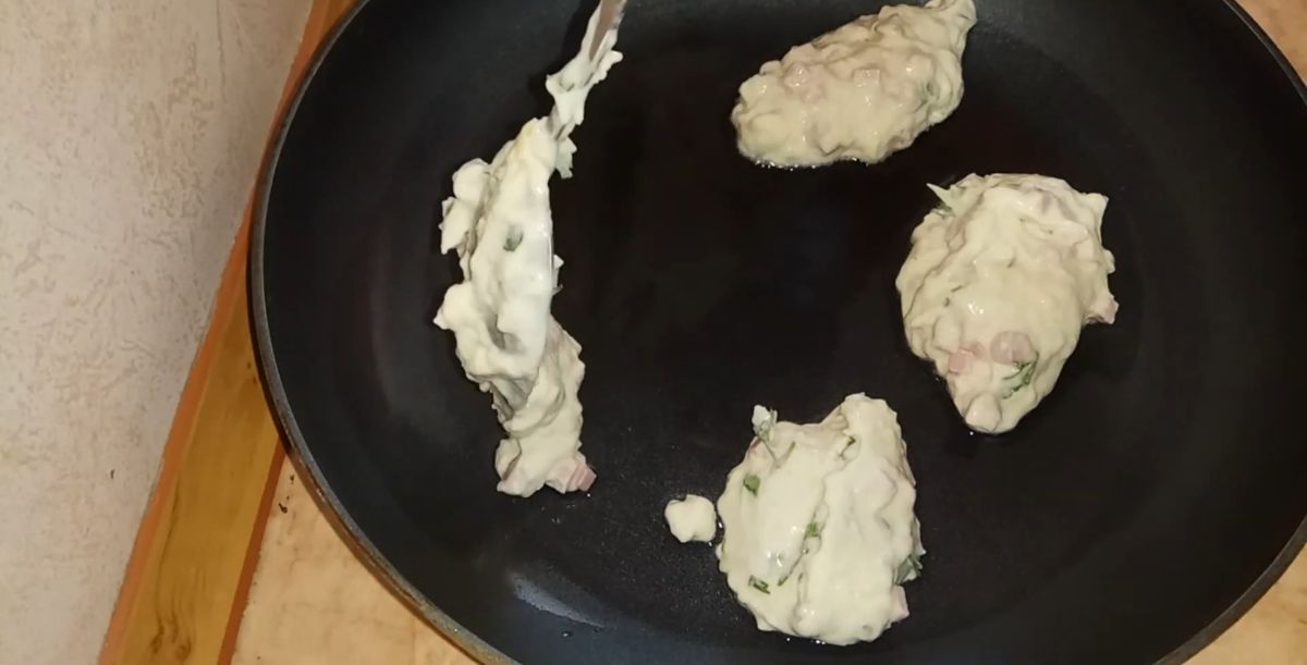 оладьи с колбасой и луком