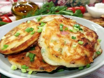 Пышные оладьи на кефире с колбасой и луком