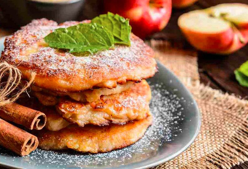 яблочные оладьи