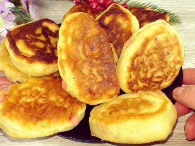 Пышные оладьи с колбасой к завтраку