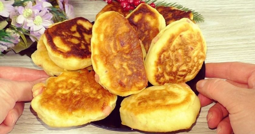 Пышные оладьи с колбасой к завтраку
