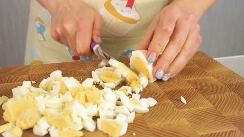 нарезка яиц на оливье