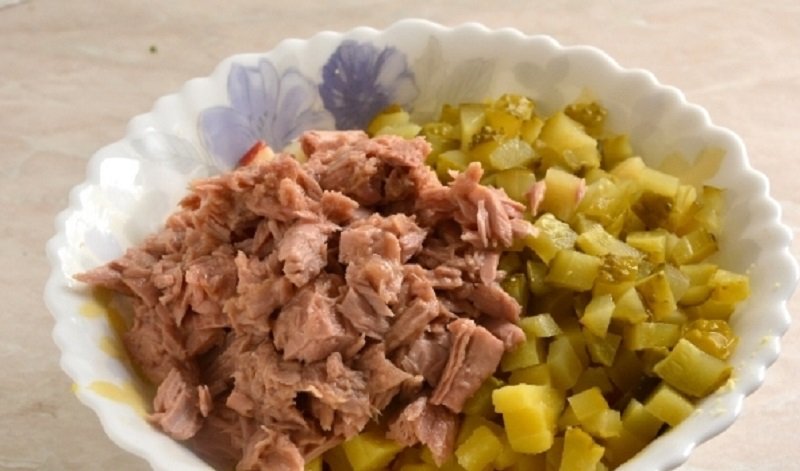 нарезка огурцов и тунец