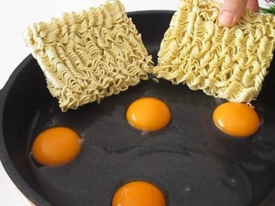 Омлет из лапши быстрого приготовления с овощами