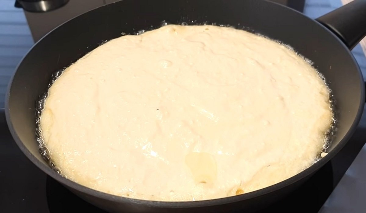 омлет на сковороде