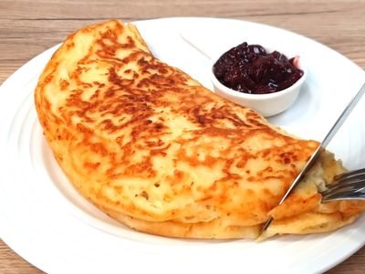 Румяный омлет с творогом на сковороде