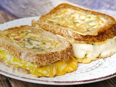 Омлет с моцареллой в хлебе
