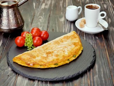 Омлет в лаваше с сыром и ветчиной