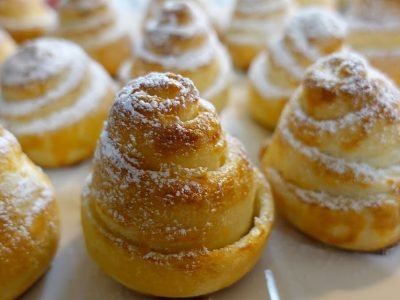 Дрожжевые ореховые слойки в духовке