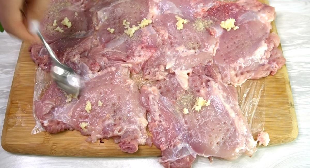 мясо с солью, перцем и чесноком