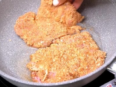 Нежные отбивные из куриных бедер на сковороде