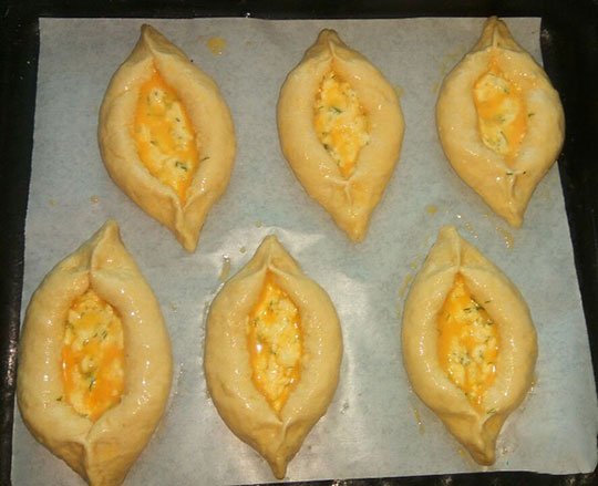 открытые пирожки с творогом и сыром