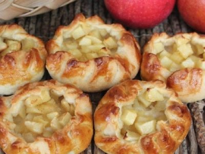 Открытые пирожки с яблоками