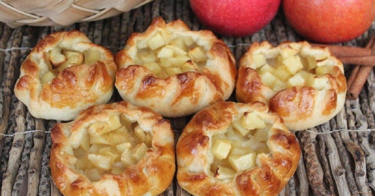 Пирожки с яблоками из дрожжевого теста в духовке рецепт с фото пошагово