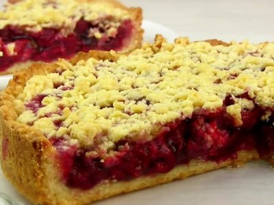 Открытый песочный пирог с ягодами